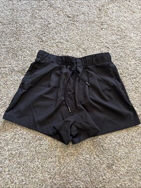 Halara HR Pleated Yoga Shorts 3" size small NWT